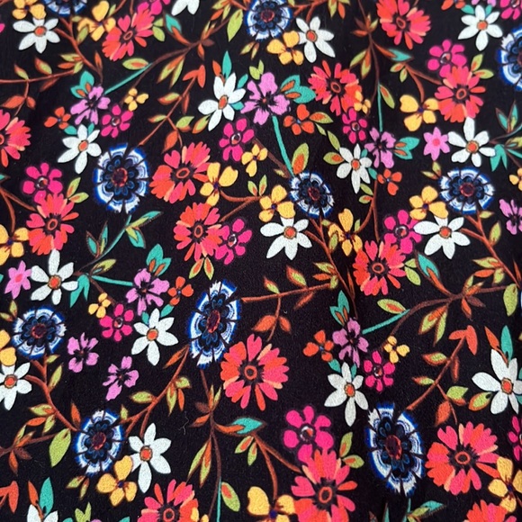 REVIEW Daisy Chain Black Floral Fit and Flare Midi Dress - Picture 13 of 14